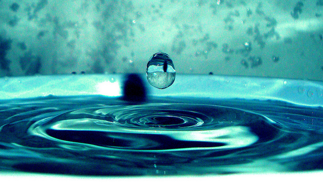 Goccia d'acqua che cade - Foto Creative Commons